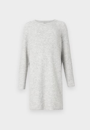 Maglione grigio a maglia con maniche lunghe, caratterizzato da una texture a coste diagonali e un collo rotondo. Tessuto leggero con una vestibilità rilassata.