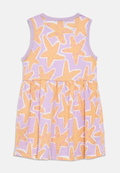 Ελαφρύ μωβ φόρεμα χωρίς μανίκια με φουσκωτή φούστα, διακοσμημένο με σχέδιο αστερίας σε πορτοκαλί και ροζ κουκίδες. Μαλακό βαμβακερό ύφασμα.