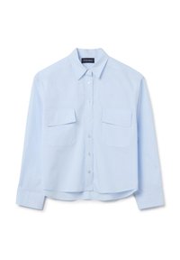 Camisa corta de color azul claro, confeccionada con una tela suave, que cuenta con un cuello puntiagudo, dos bolsillos frontales y mangas largas con puños de botón.
