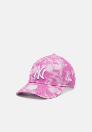 Różowa czapka bejsbolowa z efektem tie-dye, z białym haftowanym logo New York Yankees z przodu oraz logo New Era po boku, ukazana pod kątem, aby pokazać zakrzywiony daszek.