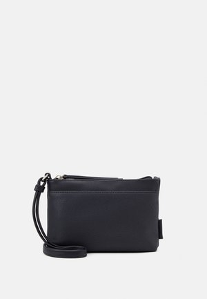 Czarna skórzana torebka na nadgarstek z ziarnistą fakturą, zamkiem błyskawicznym i cienkim paskiem, na tle jednolitego białego tła.