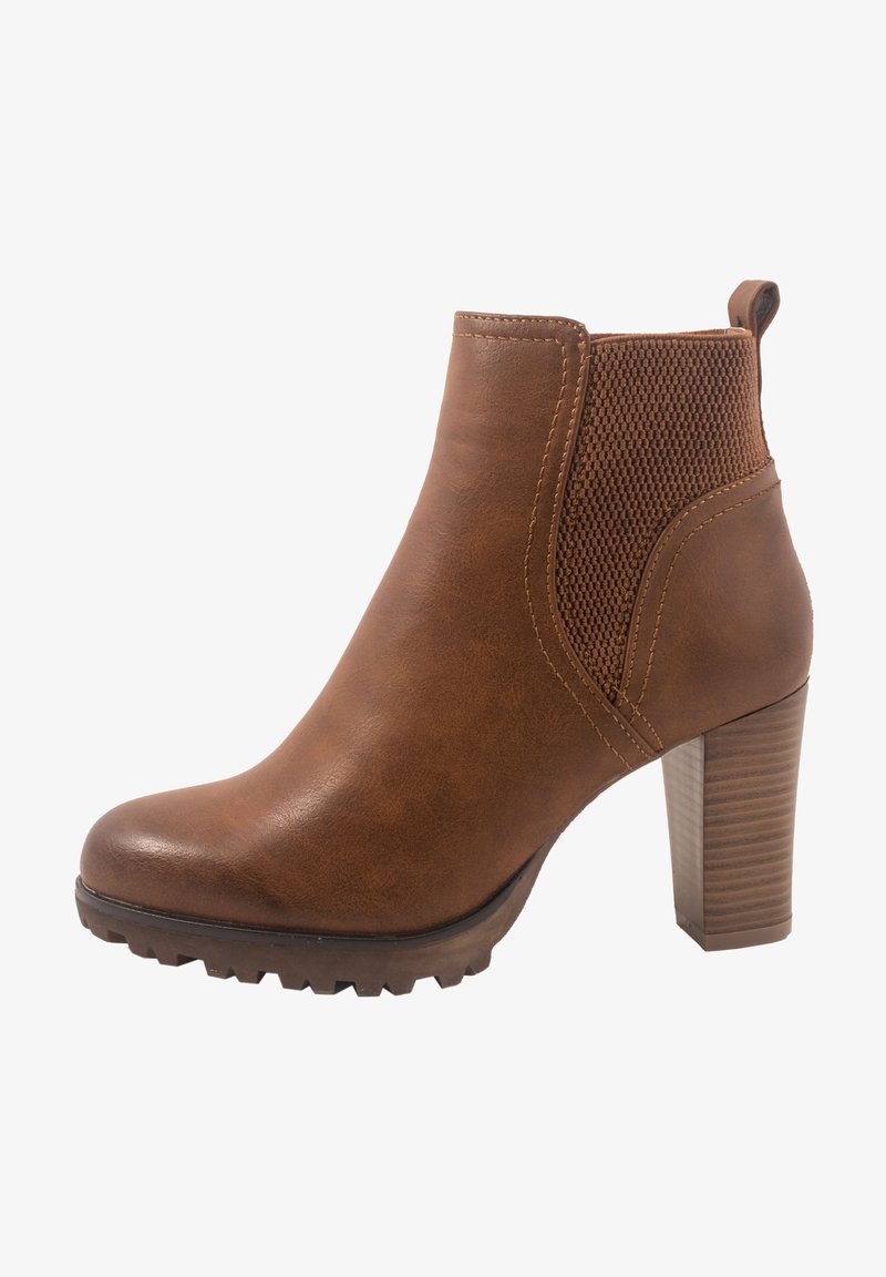 Botín de tobillo de cuero marrón con un panel de malla texturizada, un tacón grueso con ranuras horizontales y una suela de goma para mayor tracción.
