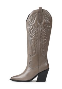 Botte de cowboy en cuir gris avec des coutures occidentales détaillées, bout pointu et talon bloc noir de 3 pouces. Dotée d'une languette de traction en haut.