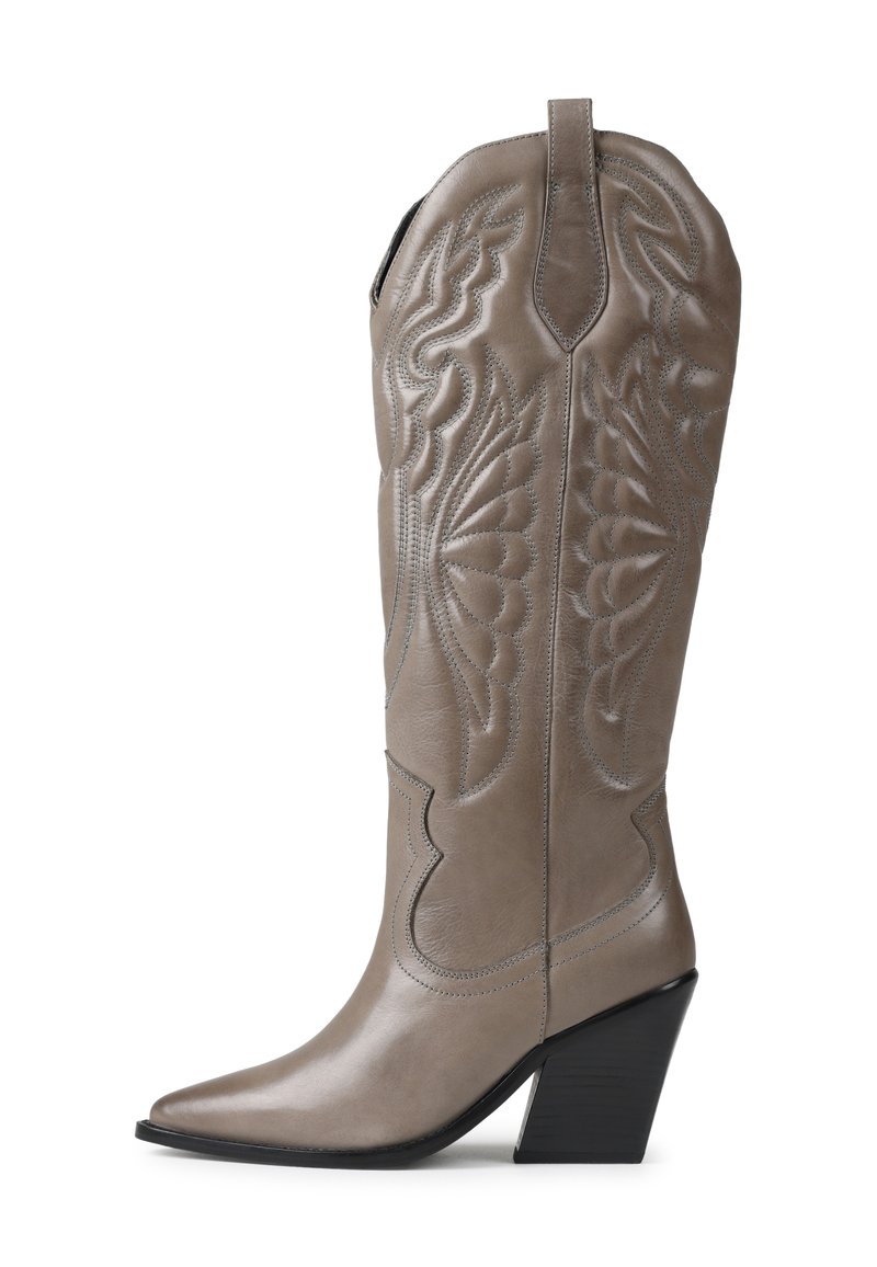 Botte de cowboy en cuir gris avec des coutures occidentales détaillées, bout pointu et talon bloc noir de 3 pouces. Dotée d'une languette de traction en haut.