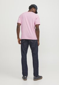 Jack & Jones PREMIUM JPRBLUARCHIE SS CREW NECK NOOS - Marškinėliai su spaudiniu - prism pink
