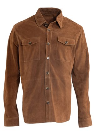 Bruine suède shirt met een kraag, twee borstzakken en een knoopsluiting aan de voorkant met metalen knopen.