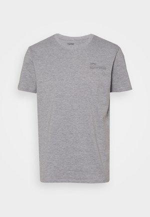 Camiseta gris de algodón con mangas cortas y cuello redondo. Presenta un pequeño logo estampado en la parte superior izquierda. Textura suave.