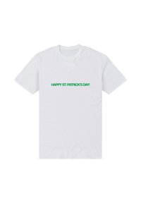 Bílé tričko s krátkými rukávy s výrazným zeleným nápisem "ŠŤASTNÝ SVÁTEK SVATÉHO PATRIKA!" Uprostřed na hrudi.