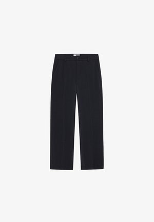 Laivastonsiniset housut, jotka on tehty sileästä kankaasta. Niissä on suora lahjemalli, etutaskut ja yksi nappikiinnitys.