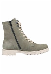 Botín de ante verde con cordones beige y cremallera lateral. Cuenta con una suela blanca gruesa con un diseño texturizado para mayor agarre.
