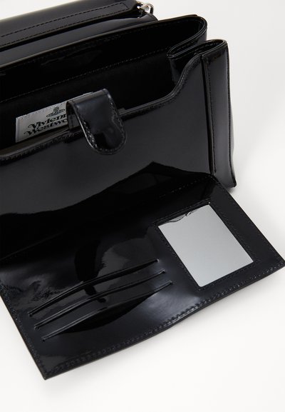 Carteira preta em pele envernizada com fecho de aba, compartimentos internos para cartões e um bolso transparente para identificação. Acabamento brilhante e design elegante.