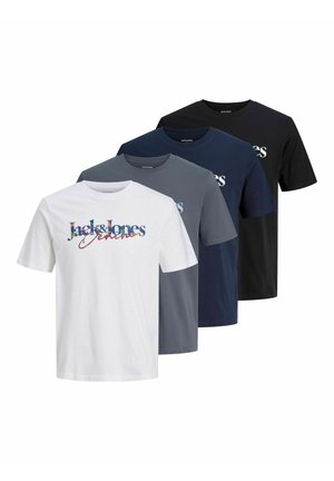 Vier kurzärmelige T-Shirts mit Rundhalsausschnitt in Weiß, Grau, Navy und Schwarz mit mehrfarbigem "Jack & Jones" Schriftzug auf der Brust.