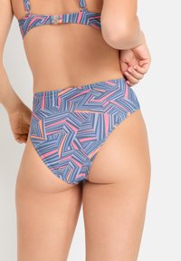 Visoko pasovi bikini spodnji del iz elastičnega materiala. Ponaša se z geometrijskim vzorcem v modri, roza in oranžni barvi ter gladko teksturo brez vidnih delov.