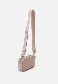 Borsa crossbody rettangolare beige con superficie testurizzata, tracolla regolabile, hardware in argento e chiusura a doppia cerniera.
