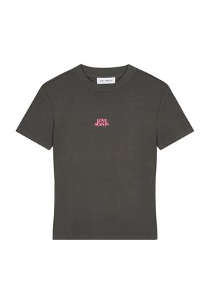 Mörkgrå ribbad bomulls-t-shirt med ett rosa "LOVE SEASON"-tryck på bröstet. Kortärmad med rund halsringning.