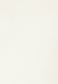 Bílá žebrovaná látka s hladkým texturem, která obsahuje vertikální pruhy tvořící jemný vzor na povrchu. Vhodná pro oděvy.