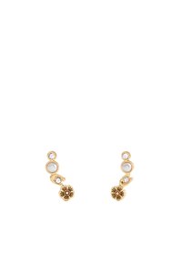 Goldene Ohrringe mit zwei weißen Perlen, drei klaren Edelsteinen und einem blumenförmigen Akzent. Elegantes, geschwungenes Design mit strukturiertem Finish.