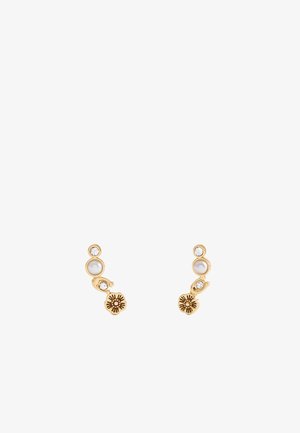 Boucles d'oreilles en or ornées de deux perles blanches, de trois pierres précieuses transparentes et d'un accent en forme de fleur. Design élégant et courbé avec une finition texturée.