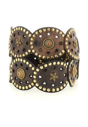 Bracciale polsino in pelle marrone con borchie dorate, elementi circolari in metallo, ritagli a forma di stella e motivi floreali su tutta la superficie. Finitura testurizzata.