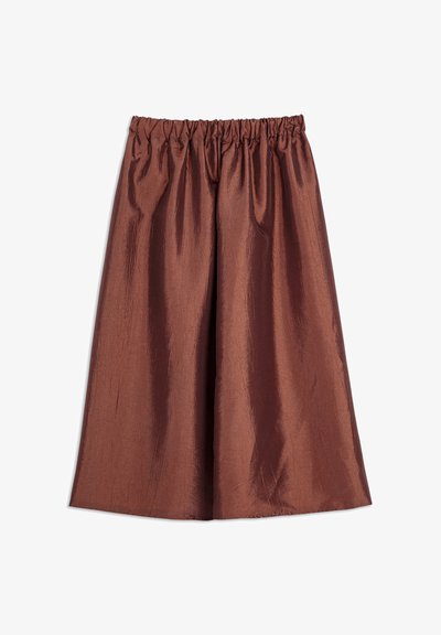 Smeđe, lagane kulote s elastičnim pojasom, koje imaju glatku, sjajnu teksturu i širok, lepršav dizajn nogu.