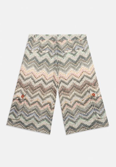 Shorts mi-longueur avec un motif multicolore en zigzag, passants de ceinture, poches arrière et poches cargo latérales boutonnées sur fond blanc.