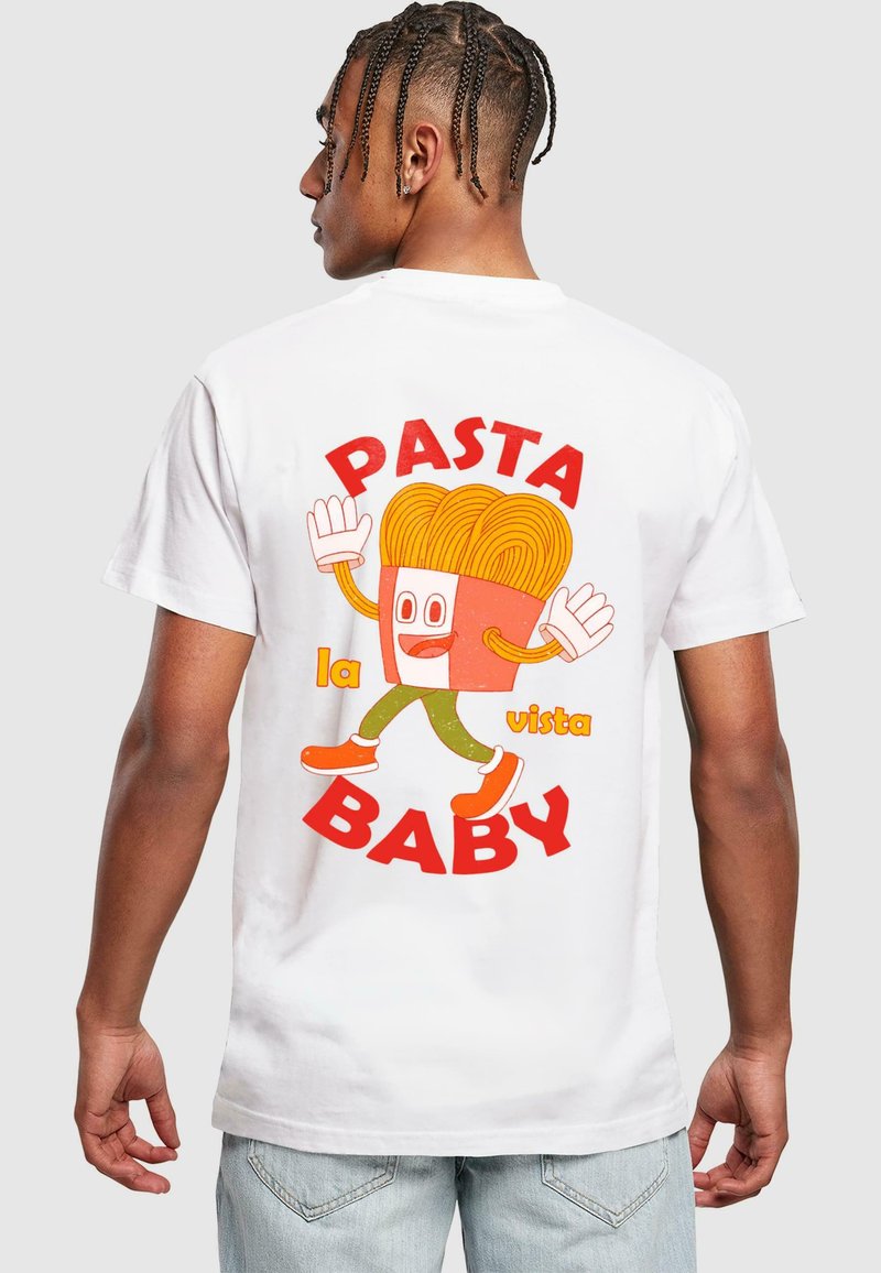 Weißes Baumwoll-T-Shirt mit einem Cartoon-Nudelcharakter in bunten Akzenten, auffälligem "PASTA BABY"-Text und verspielten Designelementen auf der Rückseite.