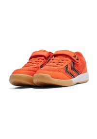 Zapatillas deportivas naranjas con acentos negros, material de malla, suela de goma plana y correa ajustable con gancho y bucle. Diseño ligero, adecuado para deportes.