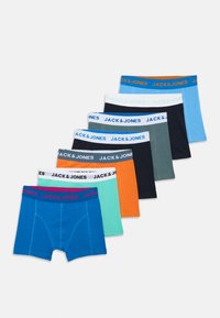 Set van zeven boxers in verschillende kleuren: blauw, teal, grijs, zwart, oranje en lichtblauw. Elke boxershort heeft een distinctieve elastische tailleband met "JACK & JONES".