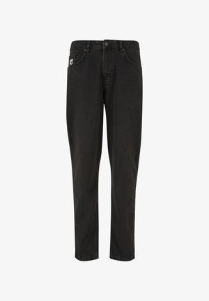 Mustad teksapüksid sirge lõikega, esitaskute, nööpkinnituse ja tagataskul oleva plaastriga.