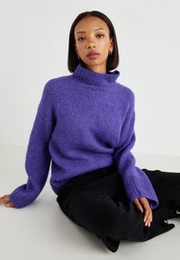 Selected Femme SLFGABELLA HIGH NECK - Svetrík - liberty