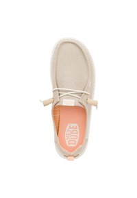 Scarpa casual beige con tomaia in tela, punta tonda, dettagli di cucitura bianca e soletta rosa chiaro con il logo "HEY DUDE".