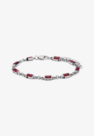 Silbernes Kettenarmband mit rechteckigen roten Edelsteinen gleichmäßig verteilt und einem Karabinerverschluss auf weißem Hintergrund.