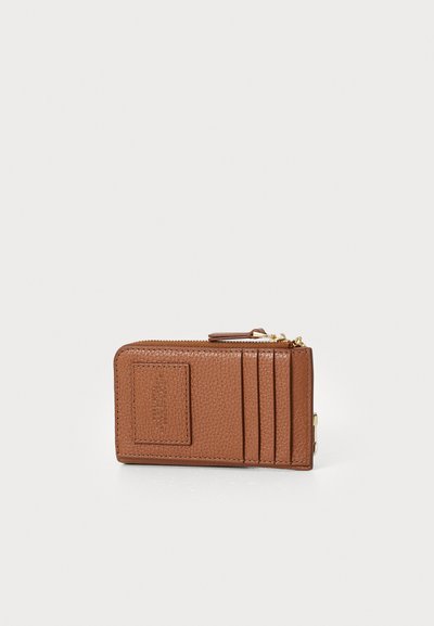 Cartera de cuero marrón con textura de grano, cierre con cremallera y múltiples espacios para tarjetas. Presenta un diseño rectangular y una cremallera en tono dorado.