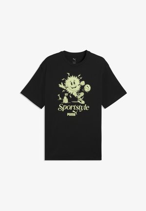 Crna majica kratkih rukava s likom nasmijanog sunca koje udara nogom u nogometnu loptu s logotipom Puma blizu dvorca od pijeska i tekstom "Sportstyle PUMA" u svijetlozelenoj boji.