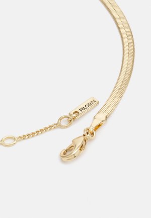 Bracelet en chaîne serpent en métal doré avec un fermoir lobster et une étiquette gravée "PILGRIM." Présente une texture lisse et un éclat subtil.