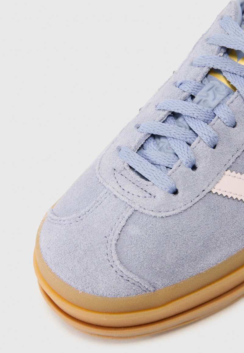 adidas Originals GAZELLE BOLD UNISEX - Trainers - silver-coloured  violet/almost pink/gum/lilac - Zalando