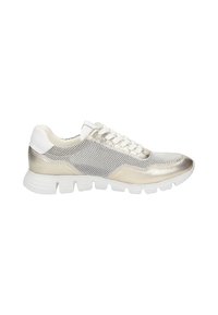 Silberne und weiße Sneaker mit einem Obermaterial aus Mesh, metallischen Akzenten und einer dicken Sohle mit ausgeprägten Rillen für besseren Halt.