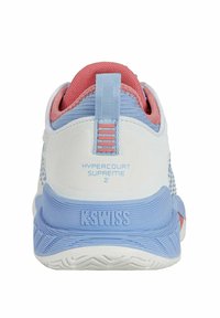 Weißer Sportschuh mit hellblauen Akzenten, atmungsaktivem Mesh-Obermaterial, strukturiertem Design, pinkem Fersendetail und "K-Swiss"-Markenlogo auf der Laufsohle.