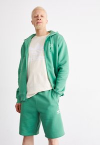 adidas Originals ESSENTIAL - Treniņtērpa apakšdaļas - preloved green