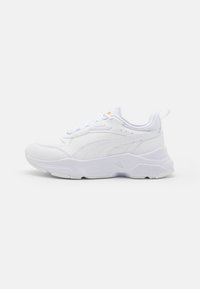 Baskets de sport blanches avec une tige lisse semblable au cuir, des accents texturés, un col rembourré et une semelle en caoutchouc épaisse. Design léger.