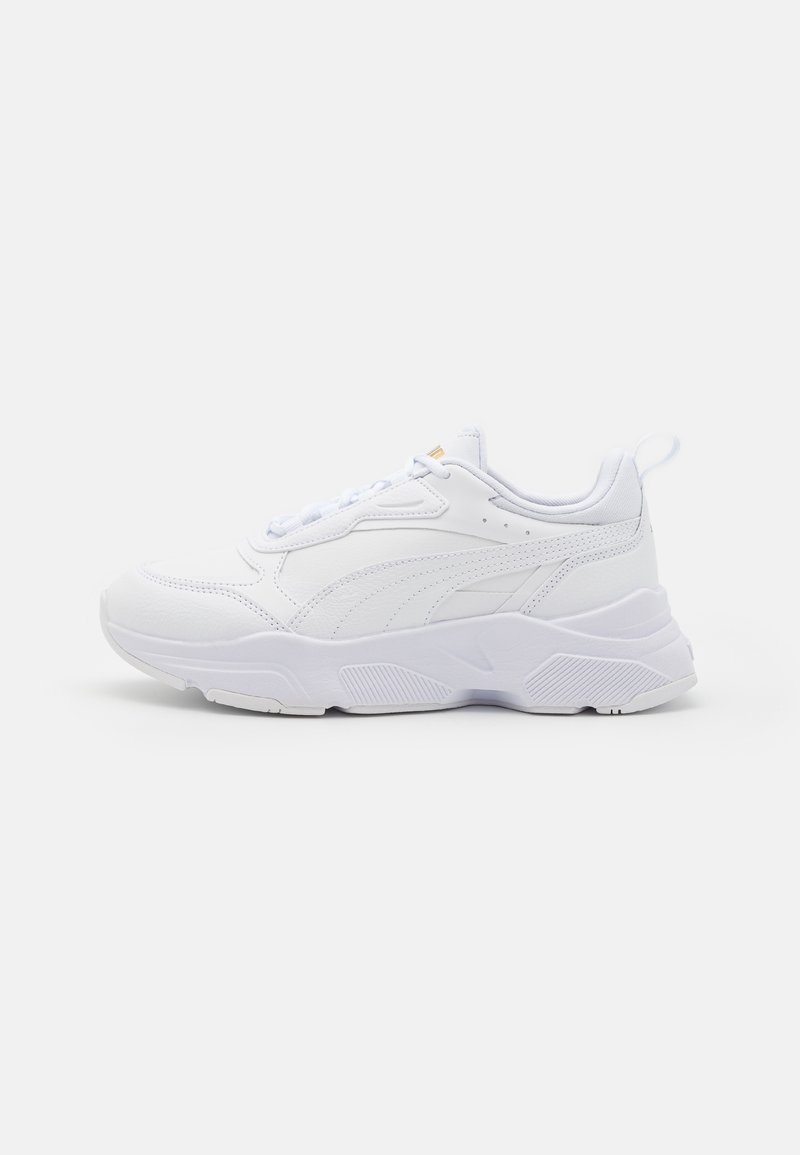 Baskets de sport blanches avec une tige lisse semblable au cuir, des accents texturés, un col rembourré et une semelle en caoutchouc épaisse. Design léger.