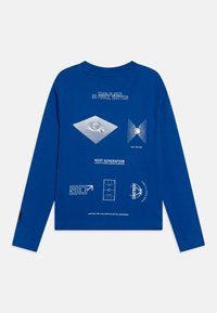 Dugi rukav T-shirt u živopisnoj plavoj boji od pamuka. Sadrži bijele grafičke otiske uključujući košarkaške lopte i tekst na leđima. Okrugli izrez, uski rukavi.
