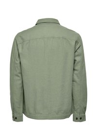 Světlounce zelená bunda s dlouhým rukávem a manžetami na knoflíky, zobrazená zezadu, s rovný límcem a jednoduchými švovými detaily.