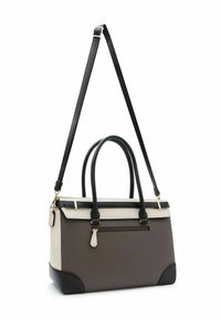 Borsa con doppi manici superiori e una tracolla staccabile. Presenta una parte superiore beige, corpo grigio scuro e dettagli neri, con hardware in tonalità oro.