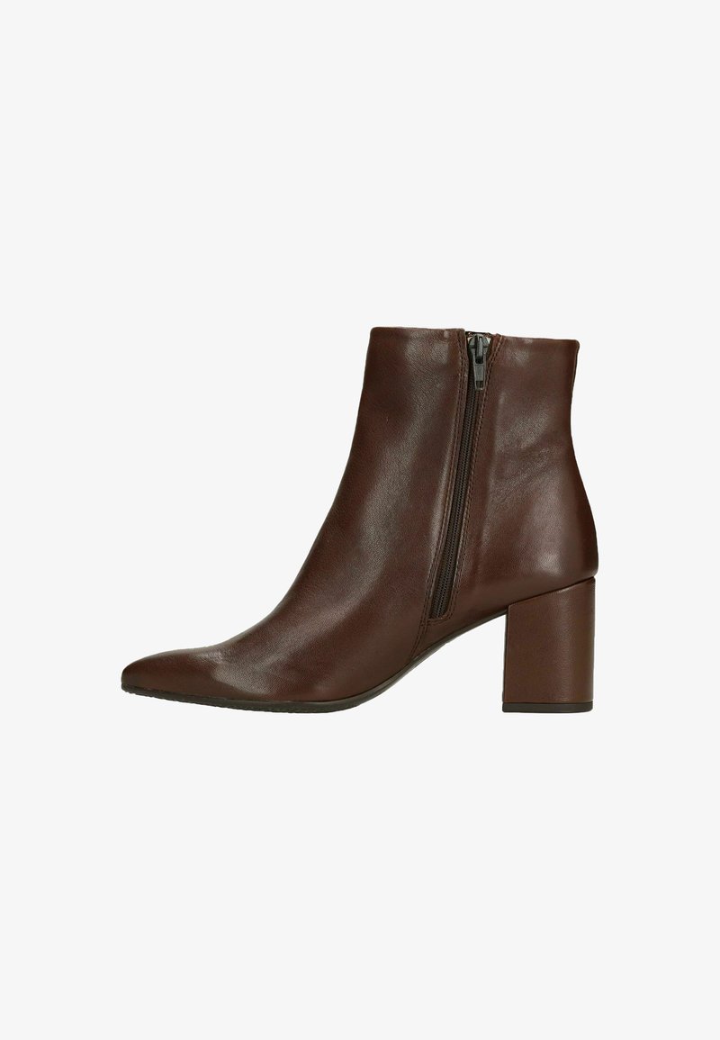 Botte de cheville en cuir marron avec un bout pointu, une fermeture éclair sur le côté et un talon bloc sur fond blanc.