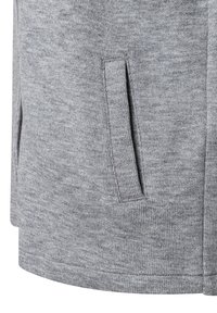 Grijze stof met een zachte textuur, voorzien van twee zijzakken. Het ontwerp bevat een zoom en contrasterende stiksels.