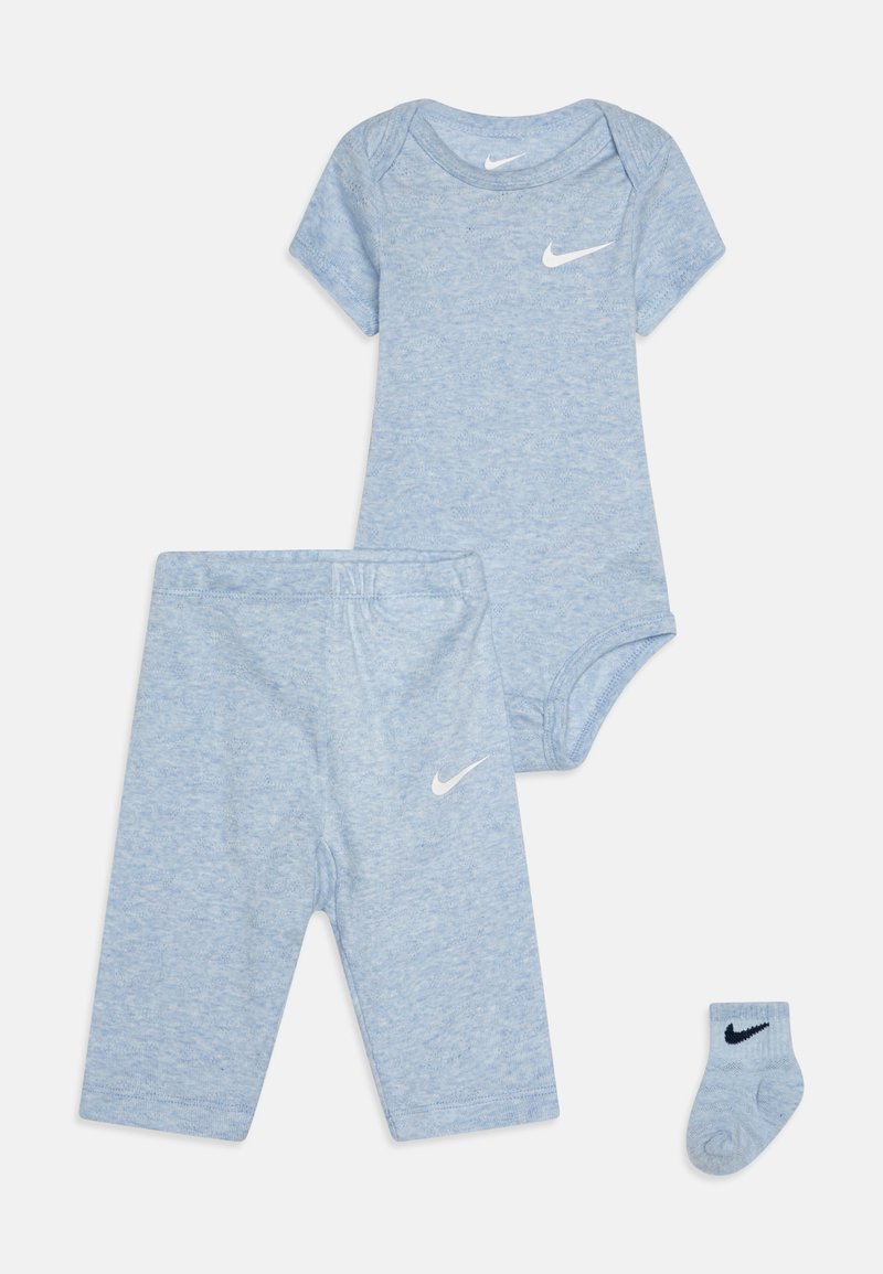 Šviesiai mėlynas medvilninis trumpa rankovė bodysuitas su atitinkančiomis kelnėmis ir mažomis kojinėmis. Kiekviename drabužyje yra balta Nike logotipas. Minkštas ir tekstūruotas.