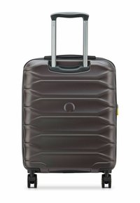 Dunkelbrauner Hartschalenkoffer mit gerillter Oberfläche, ausziehbarem Griff und vier schwarzen Rollen für Mobilität. Glatte Oberfläche und robustes Design.