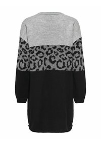 Stickad tröja med grå överdel, leopardmönster i mitten och svart nederdel. Långa ärmar och rundad fåll. Mjuk, texturerad tyg.