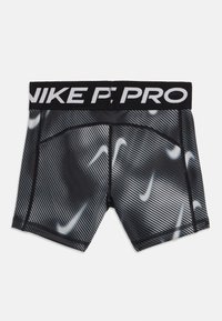 Fekete és szürke Nike Pro kompressziós sort, fehér átlós csíkokkal és több világosszürke Nike swoosh logóval az anyagon.